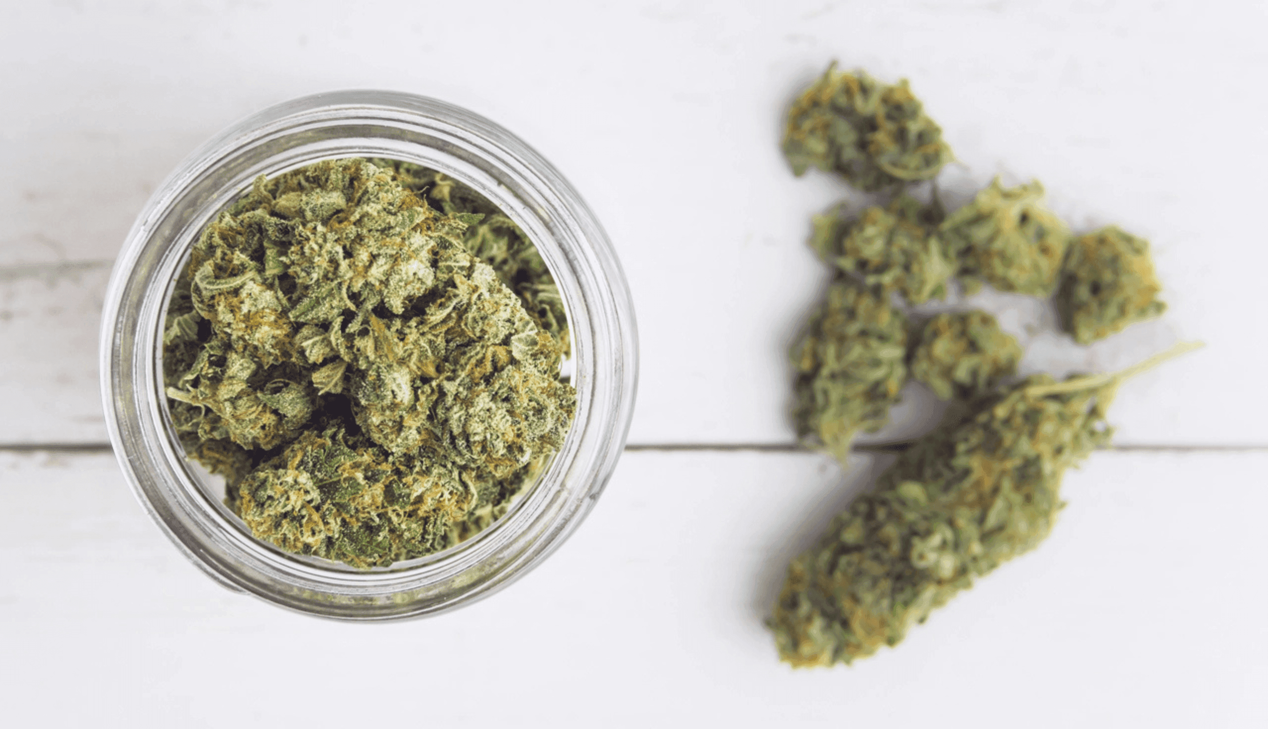 Top View Cannabisblüten im Glas